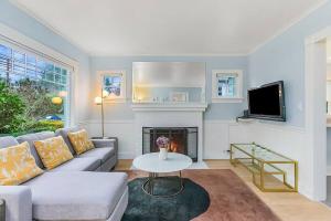 een woonkamer met een bank en een open haard bij Skyline Blue House in Greenwood in Seattle