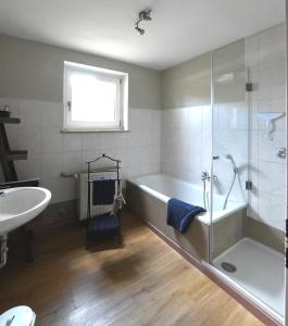 uma casa de banho com uma banheira e um lavatório em Sylvia Helene Lafrenz em Winkl bei Grabenstätt