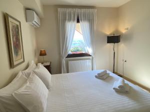 A bed or beds in a room at House with View in Amfithea