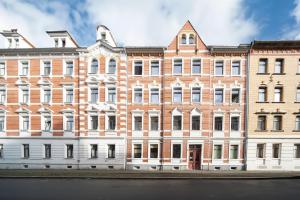 an old brick building on a city street at BENVILLE Meißen - WLAN - Smart-TV - Free Parking in Meißen