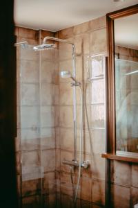 y baño con ducha y puerta de cristal. en Hostal Restaurant Mussons Vins en Poboleda