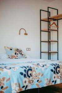 łóżko z niebieskim kocem i półką w obiekcie Hostal Restaurant Mussons Vins w mieście Poboleda