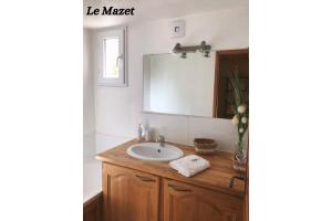 Le CailarにあるManade de la clapiere-Mas du Planのバスルーム(洗面台、鏡付)