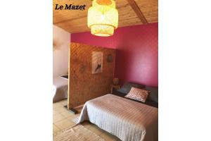 Le CailarにあるManade de la clapiere-Mas du Planのピンクの壁、ベッド1台付きのベッドルーム1室