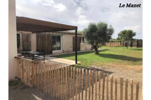una recinzione di legno di fronte a una casa di Manade de la clapiere-Mas du Plan a Le Cailar