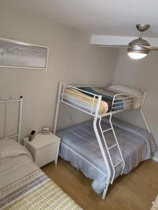 グアダラハラにあるApartamento Turistico La Cañadaのベッドルーム1室(二段ベッド2組、ランプ付)