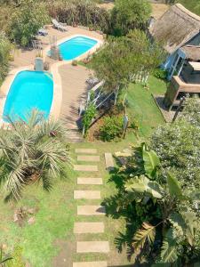 una vista aérea de una piscina con terraza de madera en Mandalas de Mar, en Punta del Diablo