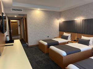 a hotel room with two beds and a television at E5 PARK OTEL in Esenyurt