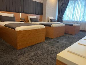 two beds in a hotel room with at E5 PARK OTEL in Esenyurt