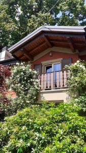 a house with a balcony with a window at Casetta Camilla in Varese