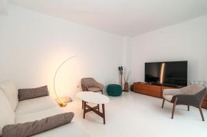 Televízia a/alebo spoločenská miestnosť v ubytovaní Luxurious Apartment In Terrazas Del Duque