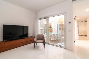 Televízia a/alebo spoločenská miestnosť v ubytovaní Luxurious Apartment In Terrazas Del Duque