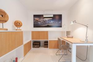 Televízia a/alebo spoločenská miestnosť v ubytovaní Luxurious Apartment In Terrazas Del Duque