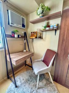 Zimmer mit einem Schreibtisch, einem Stuhl und einem Fenster in der Unterkunft Urban Oasis Condo Near Ayala Mall Centrio 2 in Cagayan de Oro