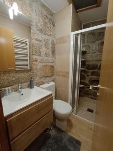 uma casa de banho com um lavatório, um WC e um chuveiro em Casa dos Avós em Avelal