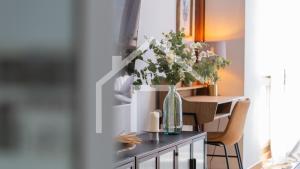 希洪Corrida 37的桌子上放着一瓶鲜花 更多27张照片