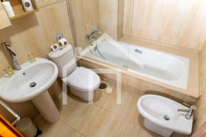 希洪Corrida 37的带马桶、水槽和浴缸的浴室