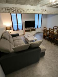 sala de estar con sofá y mesa en Appartement 6-8 personnes, gîte, climatisé, classé 3 étoiles, proche du zoo de Beauval et des châteaux de la Loire, en Selles-sur-Cher