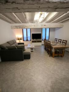sala de estar con sofá y mesa en Appartement 6-8 personnes, gîte, climatisé, classé 3 étoiles, proche du zoo de Beauval et des châteaux de la Loire, en Selles-sur-Cher