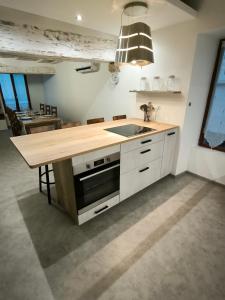 Kuchyň nebo kuchyňský kout v ubytování Appartement 6-8 personnes, gîte, climatisé, classé 3 étoiles, proche du zoo de Beauval et des châteaux de la Loire