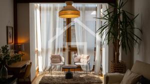 希洪Corrida 37的客厅配有两把椅子和一张桌子,位于窗户前