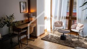 希洪Corrida 37的客厅配有桌子、椅子和桌子