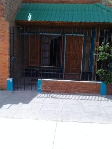 un bâtiment avec un toit vert et une fenêtre dans l'établissement Dpto Al Paso, à Zapala
