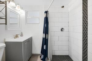 Koupelna v ubytování Perfect FLL Location with Putting Green + 14 fotografií