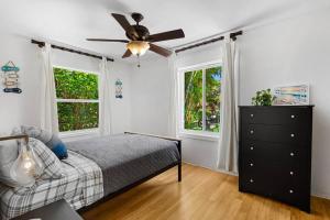 a bedroom with a bed and a ceiling fan at Perfect FLL Location with Putting Green in Fort Lauderdale