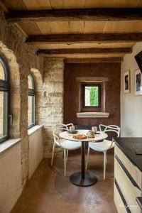 a kitchen with a table and chairs in a room at Bodétour, tour charmante pour un séjour insolite in Vimenet