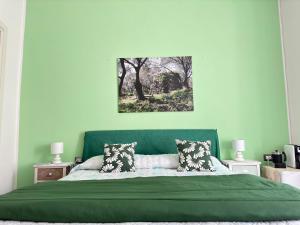 カリアリにあるAffittacamere Sa Pardulaの緑のベッド(枕付)が備わります。