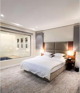 1 dormitorio con cama grande y ventana grande en شاليهات نفلة en Hajlah