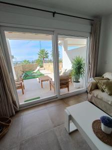 sala de estar con vistas al océano en Casa adosada Rompeolas-Atlanterra, en Zahara de los Atunes