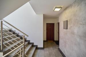 un corridoio con scala e porta di Rydygiera14 a Breslavia