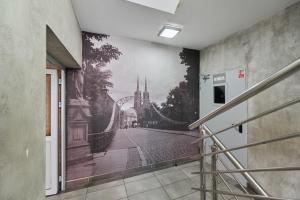 un murale di un ponte su un muro in un corridoio di Rydygiera14 a Breslavia