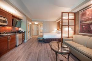 Habitación de hotel con cama y sala de estar. en No Resort Fee Strip View Balcony+ Free Valet+ Pool en Las Vegas