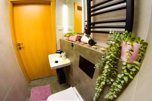 Koupelna v ubytování Hot Jacuzzi in Cracow + 7 fotografií