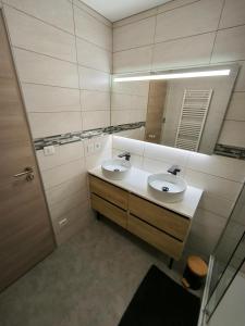 Baño con 2 lavabos y espejo en Appartement 6-8 personnes, gîte, climatisé, classé 3 étoiles, proche du zoo de Beauval et des châteaux de la Loire, en Selles-sur-Cher