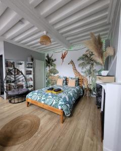 - une chambre dotée d'un lit et d'une fresque murale représentant des girafes dans l'établissement Les Z'amours, à Honfleur