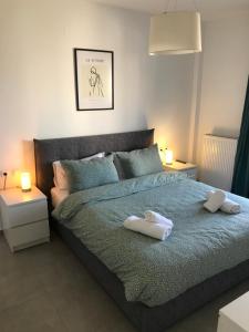 um quarto com uma cama com duas toalhas em Koroni House em Heraclião