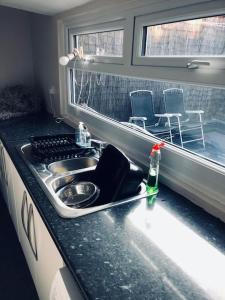 um balcão de cozinha com um lavatório e um lavatório Sidx sidx sidx em Cheerful Two Bed Home, Free Parking & Pool Table em Middlesbrough