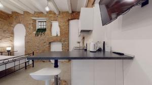 A kitchen or kitchenette at La Casetta in colonne
