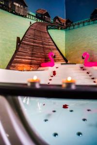 Bazén v ubytování Hot Jacuzzi in Cracow nebo v jeho okolí