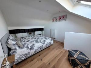 Un pat sau paturi într-o cameră la charmante maison 2 chambres, entièrement rénovée