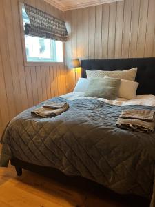 um quarto com uma cama grande e uma janela em Geilotunet - Perfekt beliggenhet, sentralt, langs elven, 6 personer em Geilo