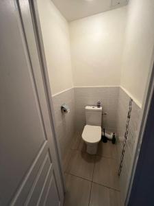 małą łazienkę z toaletą w pokoju w obiekcie Appartement tout équipé proche plages w mieście Fos-sur-Mer