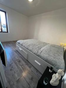 ein Schlafzimmer mit einem Bett und einem Tisch mit Pflanzen in der Unterkunft Appartement tout équipé proche plages in Fos-sur-Mer