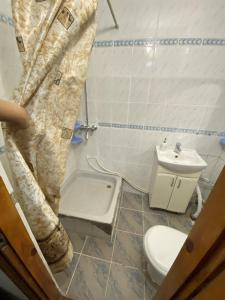 y baño con ducha, aseo y lavamanos. en stradela Studentilor, en Chişinău