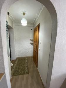 un pasillo vacío con una puerta y una alfombra en stradela Studentilor, en Chişinău