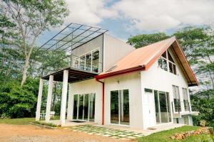 dom z dużym szklanym dachem w obiekcie Hanthana Nature Cottage w mieście Etulgama